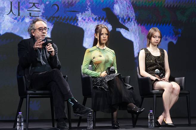 팀 버튼 감독이 11일 서울 종로구 포시즌스호텔에서 열린 넷플릭스 시리즈 ‘웬즈데이’ 시즌2 내한 기자간담회에서 질문에 답하고 있다. 연합뉴스