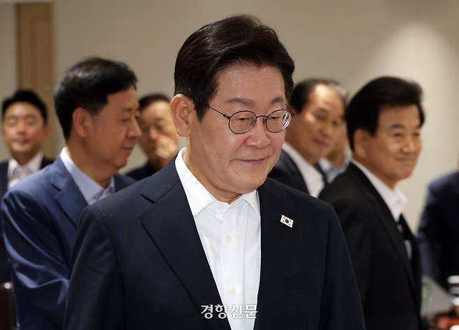 이재명 대통령이 11일 임시국무회의를 주재하기 위해 서울 용산 대통령실청사 회의실에 들어서고 있다. 김창길 기자