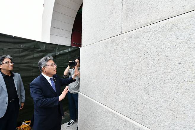 허민 국가유산청이 11일 오후 경복궁 광화문에서 낙서 제거 상태를 점검하고 있다.    국가유산청 제공