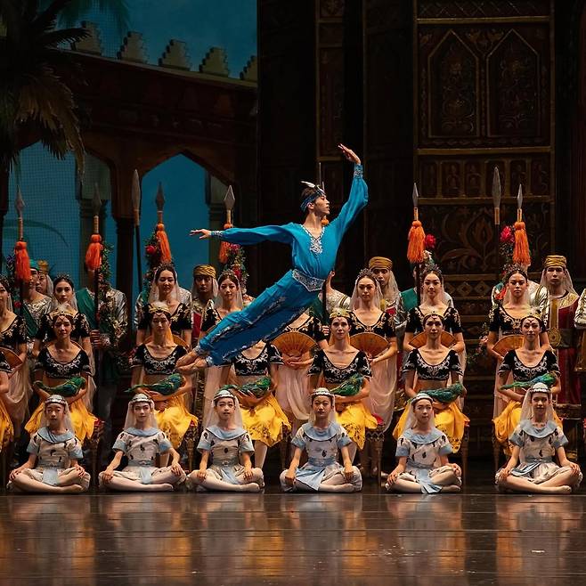 Jeon Min-chul performs as Solor in the Universal Ballet's "La Bayadere" in September 2024. (Universal Ballet)