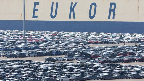 Export vehicles are parked at Pyeongtaek Port in Pyeongtaek, Gyeonggi, on July 31. [NEWS1]