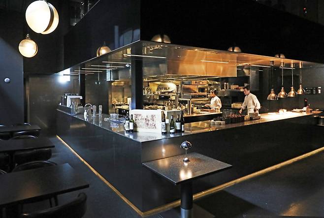 Open kitchen in Spatula by Haevichi in the Gangnam District of southern Seoul. [PARK SANG-MOON]