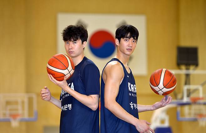 Basketball players Lee Hyun-jung, left, and Yeo Jun-seok pose during an interview with the JoongAng Ilbo at Jincheon National Training Center in Jincheon, North Chungcheong, on July 23. [JOONGANG ILBO]