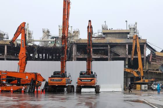 Demolition work is underway on a building burned in a May 17 fire at Kumho Tire’s plant in Gwangsan District, Gwangju, on Aug. 11. [YONHAP]