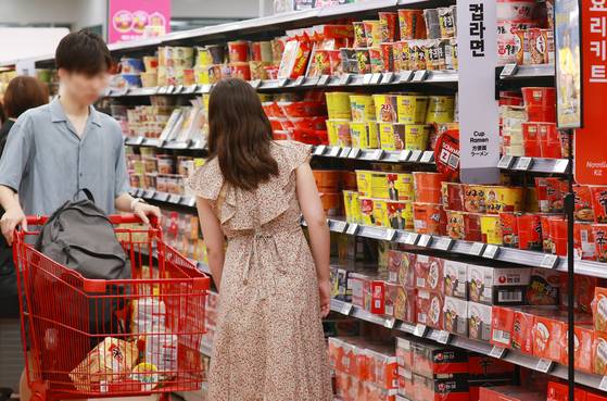Grocery shoppers browse the ramyeon section at a large supermarket in downtown Seoul on Aug. 11. The July price index for food and nonalcoholic beverages rose 3.5 percent on year to 125.75, according to Statistics Korea’s Korean Statistical Information Service database on Aug. 11. [YONHAP]
