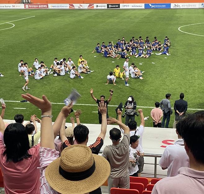 정읍신태인축구센터U18 이문희 감독이 응원단에 손을 흔들어 감사의 인사를 전하고 있다.