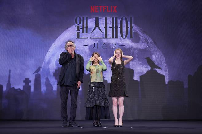 팀 버튼 감독, 배우 제나 오르테가, 에마 마이어스(왼쪽부터)가 11일 오전 서울 당주동 포시즌스 호텔 서울에서 열린 넷플릭스 시리즈 ‘웬즈데이’ 시즌2 기자간담회에 참석해 포즈를 취하고 있다. 넷플릭스 제공