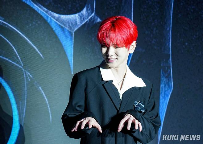 샤이니 키가 11일 서울 광진구 풀만 앤배서더 이스트폴에서 열린 정규 3집 '헌터(HUNTER)' 발매 기념 기자간담회에서 시그니처 포즈를 취하고 있다.