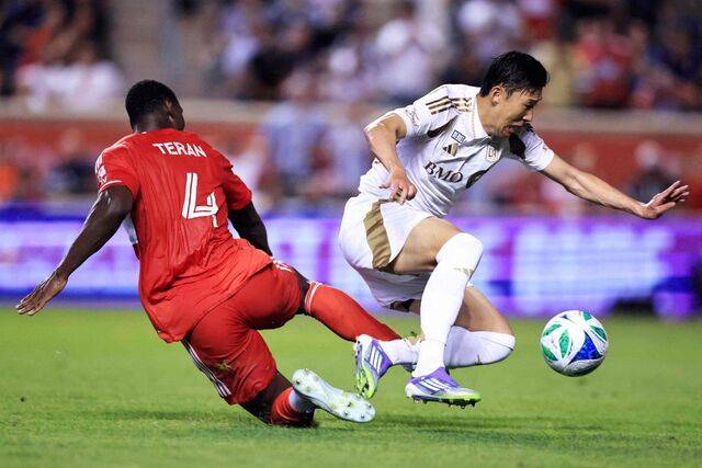 LA FC 유니폼을 입은 손흥민이 10일(한국시간) 미국 일리노이주 브리지뷰의 시트긱 스타디움에서 열린 시카고 파이어와의 2025 미국 메이저리그사커(MLS) 27라운드 경기에서 상대 수비수 카를로스 테란의 태클에 걸려 넘어지며 반칙을 얻어내고 있다. 이날 후반 16분 교체 투입돼 MLS 데뷔전을 치른 손흥민은 30분가량 그라운드를 누비며 강한 인상을 남겼다. AFP연합뉴스