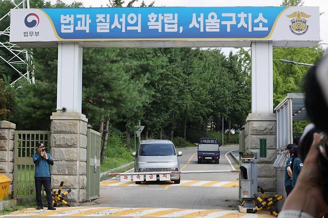 김건희 여사 관련 의혹을 수사하는 민중기 특별검사팀이 지난 7일 윤석열 전 대통령 체포에 실패한 뒤 경기도 의왕 서울구치소를 나서고 있다. 연합뉴스