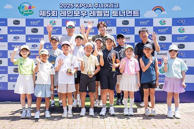 지난 10일 경기 안산 소재 강욱순골프아카데미 in 안산 파3에서 열린 2025 KPGA 주니어리그 제5회 레인보우 레벨업 토너먼트에 참가한 유소년 골퍼들이 선전을 다짐하며 포즈를 취하고 있다. KPGA