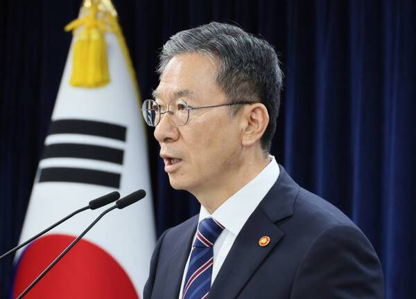정성호 법무부 장관이 11일 서울 종로구 정부서울청사에서 8·15 광복절 특별사면 명단을 발표하고 있다. 연합뉴스
