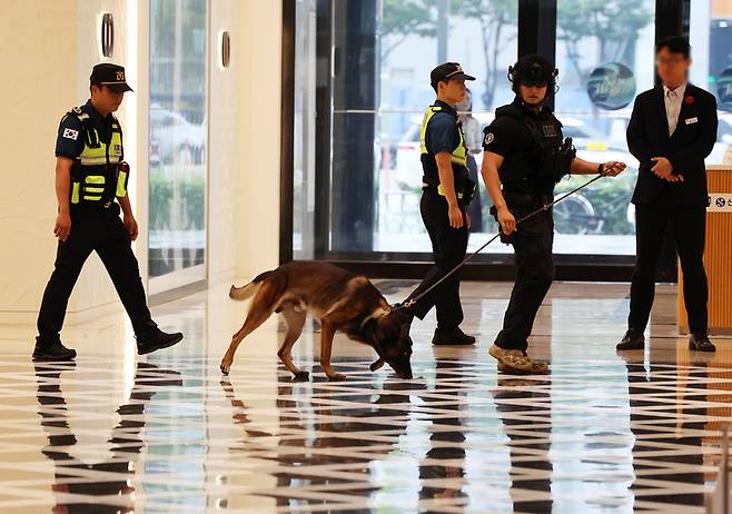 백화점에서 폭발물 수색하는 경찰특공대 / 사진=연합뉴스
