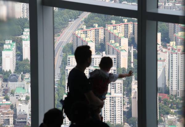 ▲ 사진은 서울 송파구 롯데월드타워 전망대 서울스카이에서 바라본 아파트 단지의 모습. ⓒ연합뉴스