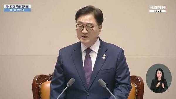 ▲ 국회의 각종 상임위나 본회의 등을 중계하는 국회방송(NATV) 화면 갈무리. 오른쪽 아래 박지연 수어통역사가 수어통역을 하는 모습