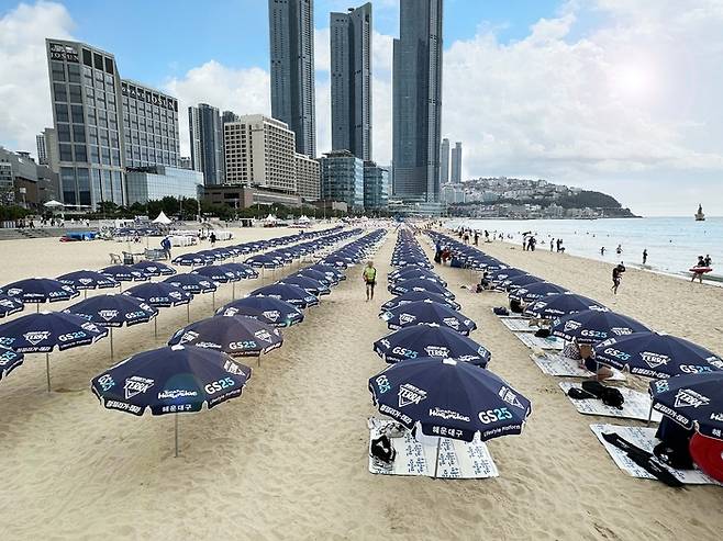 GS25가 해운대구청과 손잡고 해운대 해수욕장에 피서객들이 무료로 이용할 수 있게끔 설치한 파라솔. GS리테일