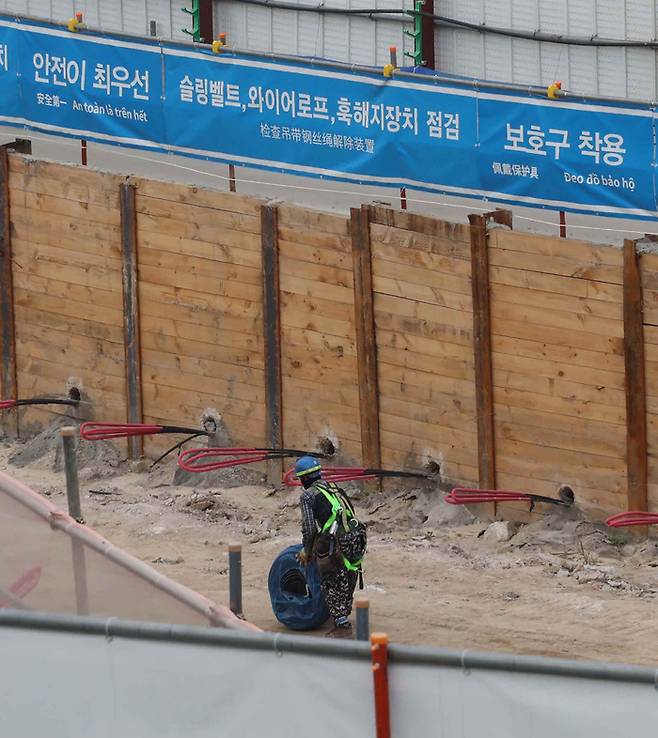 서울시내 한 아파트 공사현장에 중국어와 베트남어 등으로 안전 관련 문구가 적힌 플랜카드가 붙어 있다. [한주형 기자]