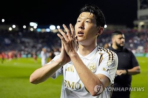 LAFC 유니폼을 입고 MLS 데뷔전을 치른 손흥민이 관중에게 인사하고 있다. AFP연합