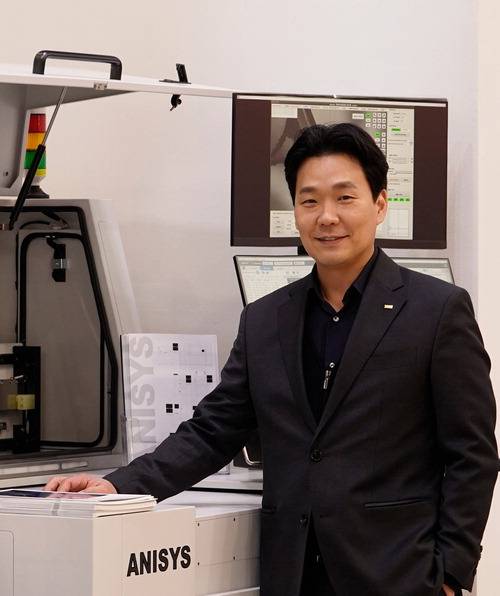 신동혁 애니모션텍 대표가 중소기업진흥공단 '기업인력애로센터'를 통해 송도 신사옥에 근무할 인재 충원에 성공한 이야기를 나누고 있다. 중소벤처기업진흥공단