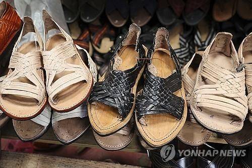 세계적인 스포츠 브랜드 아디다스가 새로 내놓은 신발이 멕시코 전통 샌들을 표절했다는 논란이 일자 회사 측과 디자이너가 고개를 숙였다. [사진출처 = 연합뉴스]