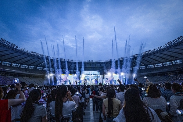최근 7만명 수용이 가능한 도쿄 아지노모토 스타디움 무대에 선 엔하이픈의 공연 장면. [하이브]