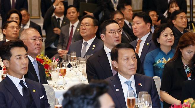 최태원 SK그룹 회장, 구광모 LG그룹 회장, 정의선 현대자동차그룹 회장 등 재계 총수들이 11일 청와대 영빈관에서 열린 국빈 방한 기념 만찬에 참석해 있다. 김호영 기자