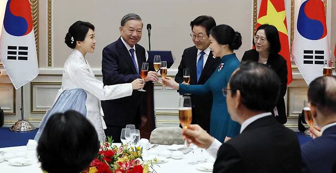 국빈 만찬서 건배하는 李대통령 부부 이재명 대통령 내외가 11일 청와대 영빈관에서 열린 국빈 방한 기념 만찬에서 또럼 베트남 공산당 서기장 내외를 환영하며 건배하고 있다. 김호영 기자