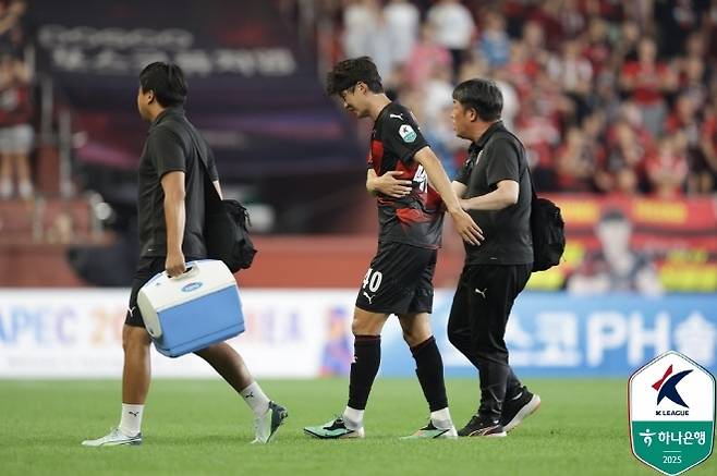 Ki Sung -yong is leaving the ground with his waist. Photo = Korea Professional Football Federation
