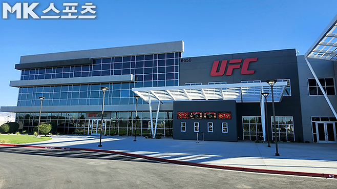 2025년 8월 UFC on ESPN 71 공개 계체를 앞둔 미국 네바다주 엔터프라이즈 APEX 전경. 다이라 다쓰로와 박현성의 맞대결을 홍보하고 있다. UFC 31년 역사에서 첫 한일전 메인이벤트다. 사진(미국 라스베이거스)=김재호 특파원