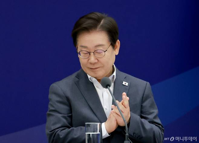 [서울=뉴시스] 고범준 기자 = 이재명 대통령이 1일 서울 용산 대통령실 청사에서 열린 전국 시도지사 간담회에서 유정복 인천광역시장의 발언을 듣고 박수치고 있다. (대통령실통신사진기자단) 2025.08.01. bjko@newsis.com /사진=