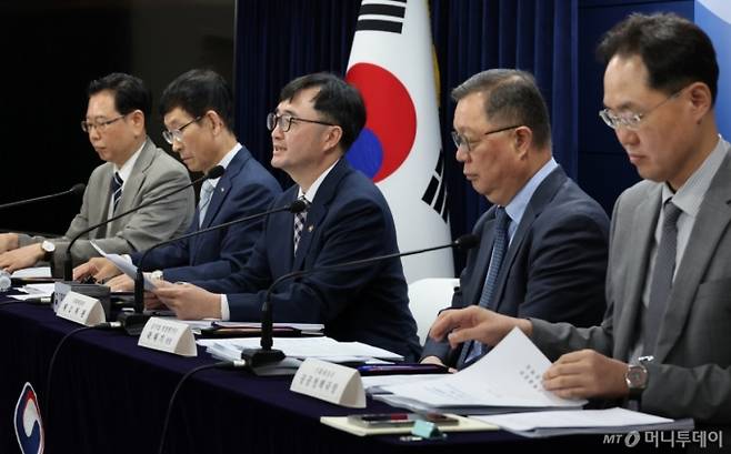 [서울=뉴시스] 김명원 기자 = 임기근 기획재정부 제2차관이 20일 오전 서울 종로구 정부서울청사에서 2024년 공공기관 경영실적 평가 결과 발표를 하고 있다. 왼쪽부터 배근호 감사평가단장, 김춘순 준정부기관 평가단장, 임기근 기획재정부 제2차관, 곽채기 공기업 평가단장, 장정진 공공정책국장. 2025.06.20.  /사진=김명원