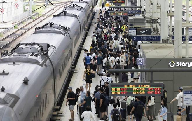 지난 3일 오전 서울역 경부선 승강장이 여행객들로 붐비고 있다.  / 사진 = 뉴시스