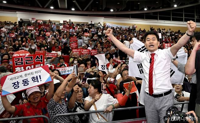 [대구=뉴시스] 이무열 기자 = 전한길 한국사 강사가 8일 대구 북구 엑스코에서 열린 국민의힘 제6차 전당대회 대구·경북 합동연설회에서 특정 후보를 지지하며 찬탄(탄핵 찬성)파 후보가 등장할 때마다 ‘배신자’란 구호를 외치고 있다. 2025.08.08 lmy@newsis.com /사진=이무열