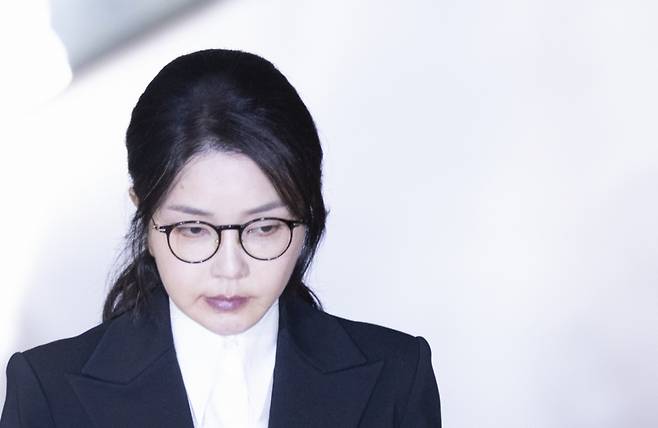 도이치모터스 주가조작 연루 의혹 등을 받는 김건희 여사가 지난 6일 서울 종로구 김건희 특검팀(특별검사 민중기) 사무실에서 피의자 신분으로 조사를 마친 뒤 밖으로 나서고 있다. /사진=뉴시스