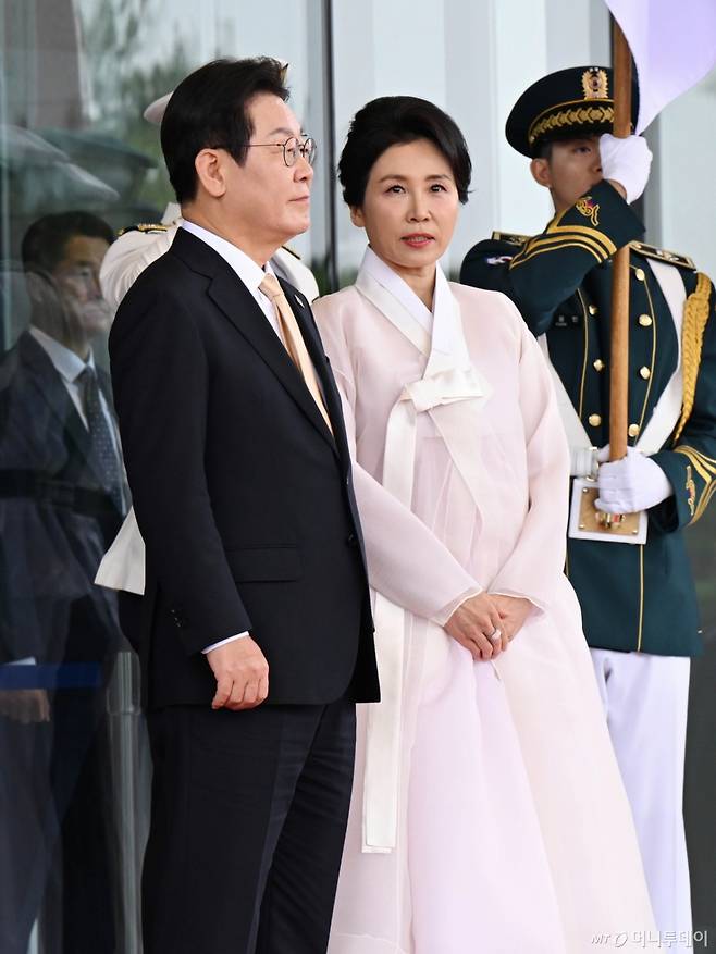 [서울=뉴시스] 고범준 기자 = 이재명 대통령과 김혜경 여사가 11일 서울 용산 대통령실 청사 앞에서 열린 또 럼 베트남 당서기장 공식환영식에서 대화를 하고 있다. 2025.08.11. bjko@newsis.com /사진=