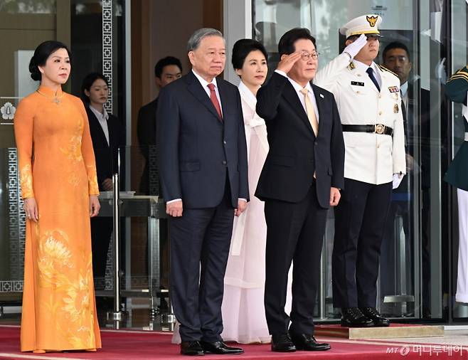 [서울=뉴시스] 고범준 기자 = 이재명 대통령과 국빈 방한한 또 럼 베트남 당서기장이 11일 서울 용산 대통령실 청사 앞에서 열린 공식환영식에서 경례를 하고 있다. 2025.08.11. bjko@newsis.com /사진=