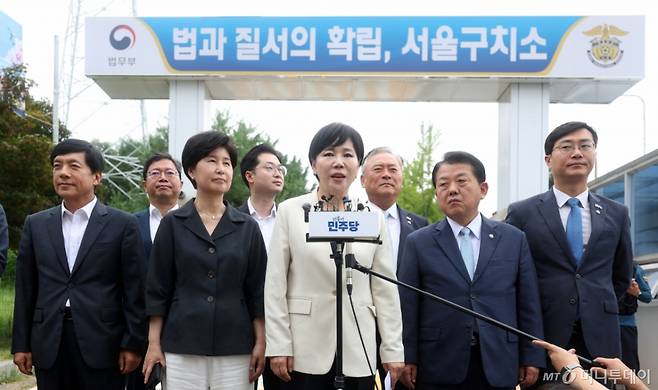 [의왕=뉴시스] 김선웅 기자 = 전현희 총괄위원장 등 더불어민주당 3대특검 종합대응 특별위원회 위원들이 11일 경기 의왕시 서울구치소 앞에서 방문을 앞두고 입장을 말하고 있다.   위원회는 이날 서울구치소를 방문해 특검의 윤석열 전 대통령 체포영장 집행 실패 당시 상황과 관련해 CCTV 및 바디캠 영상 열람 가능 여부를 확인하고 구치소장, 교정공무원 등과 면담할 예정이다. 2025.08.11. mangusta@newsis.com /사진=김선웅