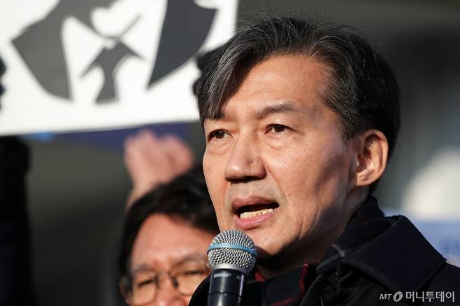자녀 입시 비리와 청와대 감찰 무마 혐의로 대법원으로부터 징역 2년 실형을 확정 받은 조국 전 조국혁신당 대표가 지난해 12월 16일 오전 경기도 의왕시 서울 구치소로 수감되기 전 입장을 밝히고 있다.  /사진=머니투데이 DB