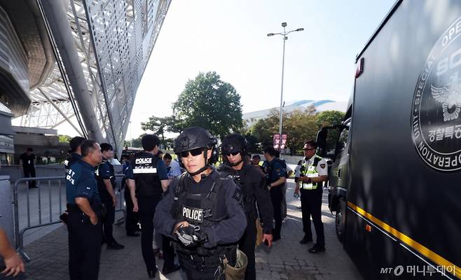 10일 오후 서울 송파구 올림픽 체조경기장(KSPO돔) 내 폭발물이 설치 됐다는 신고가 들어와 경찰특공대원이 수색을 마치고 차량으로 이동하고 있다. /사진=뉴스1.