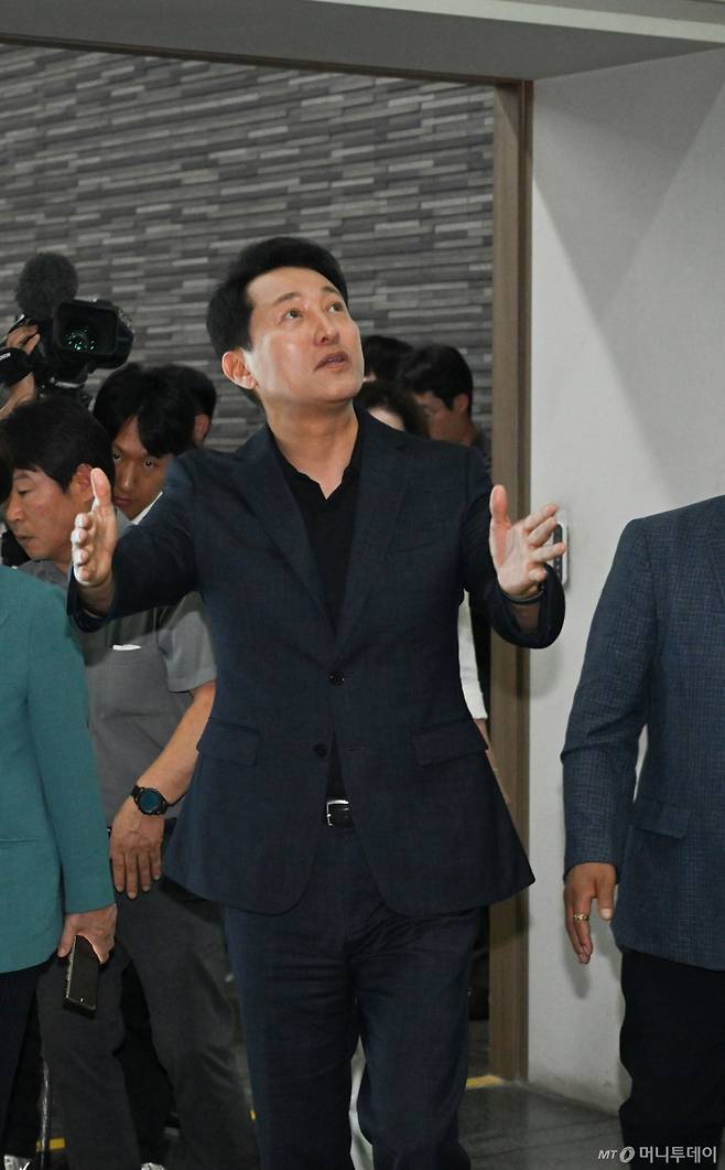 [서울=뉴시스] 김진아 기자 = 오세훈 서울시장이 11일 오후 서울 서초구 서울추모공원에서 열린 증설 화장로 현장점검에서 화장로 4기 증설 현장을 둘러보고 있다. (공동취재) 2025.08.11. photo@newsis.com /사진=김진아