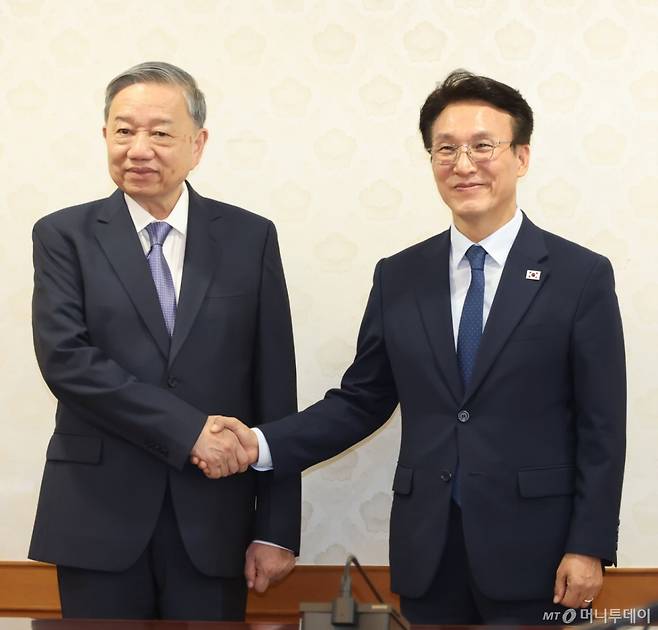 (서울=뉴스1) 청사사진기자단 = 김민석 국무총리가 11일 서울 종로구 정부서울청사에서 또 럼 베트남 당 서기장과 면담을 하기 전 악수하고 있다.  2025.8.11/뉴스1  Copyright (C) 뉴스1. All rights reserved. 무단 전재 및 재배포,  AI학습 이용 금지. /사진=(서울=뉴스1) 청사사진기자단