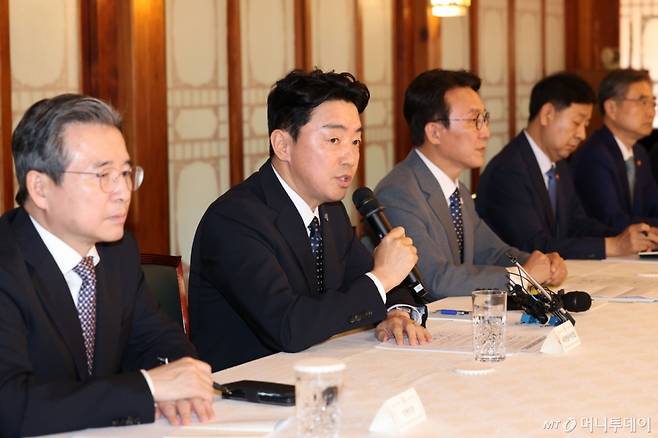 (서울=뉴스1) 박지혜 기자 = 강훈식 대통령실 비서실장이 10일 오후 서울 종로구 삼청동 총리공관에서 열린 고위당정협의회에 참석해 모두발언을 하고 있다. (공동취재) 2025.8.10/뉴스1  Copyright (C) 뉴스1. All rights reserved. 무단 전재 및 재배포,  AI학습 이용 금지. /사진=(서울=뉴스1) 박지혜 기자
