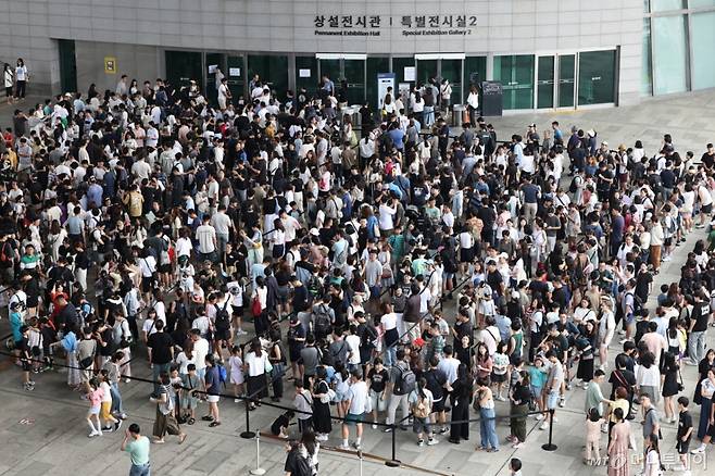 (서울=뉴스1) 민경석 기자 = 3일 오전 서울 용산구 국립중앙박물관 전시실 앞 광장이 입장을 대기하는 시민들로 북적이고 있다.  국립중앙박물관에 따르면 지난 7월 박물관 관람객 수는 69만 4552명으로, 지난해 같은 기간 33만 8868명과 비교해 2배 이상 늘어났다.  지난달까지 집계된 관람객 수는 345만 명으로, 현재 추세대로라면 연간 관람객은 400만명을 넘어 최다 기록을 경신할 것으로 보인다.  이같은 현상은 최근 '케이팝 데몬 헌터스'등 K콘텐츠의 흥행과 여름방학 시기가 맞물린 영향으로 풀이된다. 2025.8.3/뉴스1  Copyright (C) 뉴스1. All rights reserved. 무단 전재 및 재배포,  AI학습 이용 금지. /사진=(서울=뉴스1) 민경석 기자