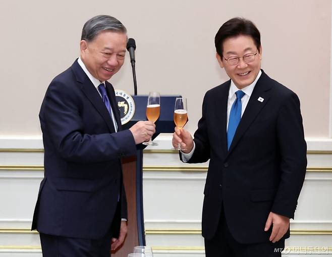 [서울=뉴시스] 최동준 기자 = 이재명 대통령과 또 럼 베트남 당서기장이 11일 청와대 영빈관에서 열린 국빈만찬에서 기념 건배를 하고 있다. (대통령실통신사진기자단) 2025.08.11.