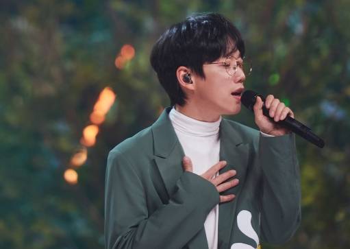 가수 십센치(10CM, 권정열)가 KBS2 음악예능 '더 시즌즈'의 MC를 맡는다. 사진은 2021년 12월 방송된 2021 MBC 가요대제전에 참석한 십센치 권정열. /사진=MBC 제