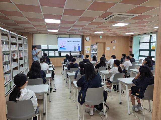 서울 구로구에서 직업인 특강에 참여한 누리터쪽그림(웹툰) 작가가 학생들에게 강연을 진행하고 있다. 구로구청 제공