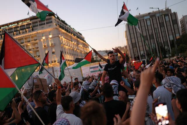 10일 그리스 아테네에서 팔레스타인을 지지하는 시민들이 팔레스타인 국기를 들고 반이스라엘 시위를 벌이고 있다. 로이터 연합뉴스