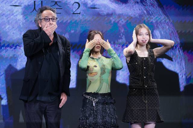 왼쪽부터 팀 버튼 감독, 배우 제나 오르테가, 에마 마이어스가 11일 서울 종로구 포시즌스호텔에서 열린 넷플릭스 시리즈 ‘웬즈데이’ 시즌2 내한 기자간담회에서 포즈를 취하고 있다. 연합뉴스