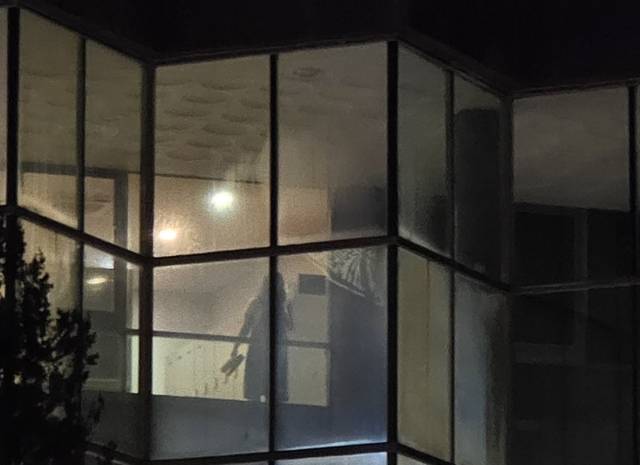 경북의 한 호텔 내부 여성 사우나와 탈의실이 통유리를 통해 외부에 훤히 드러나는 모습. 네이트판 캡처