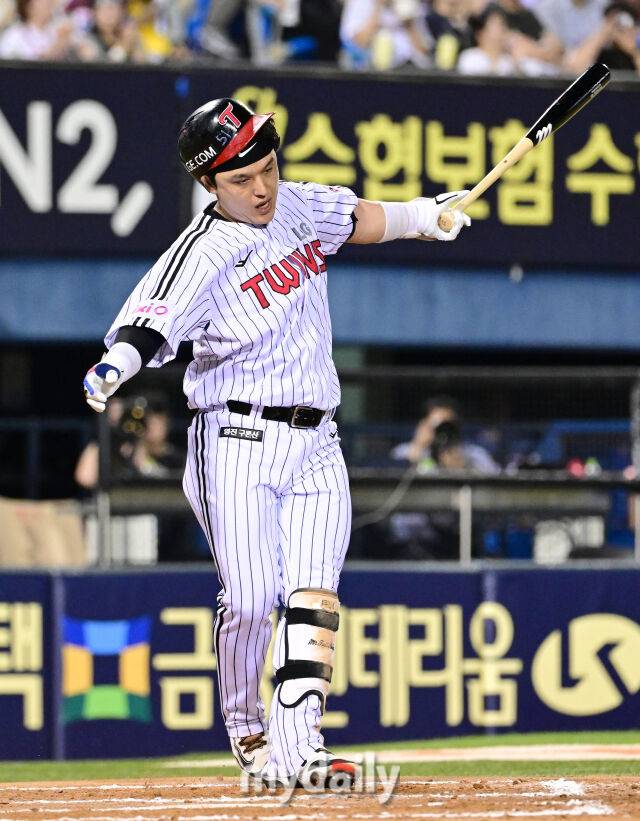 2025년 7월 10일 오후 서울 잠실구장에서 '2025 신한 SOL뱅크 KBO 리그' 키움 히어로즈와 LG 트윈스의 경기.LG 박동원이 6회말 1사 1루서 삼진을 당하고 있다./마이데일리